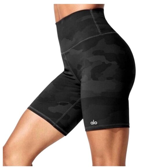 ALO Yoga 7” High Waisted Vapor Shorts in Black Camo - Picture 2 of 4